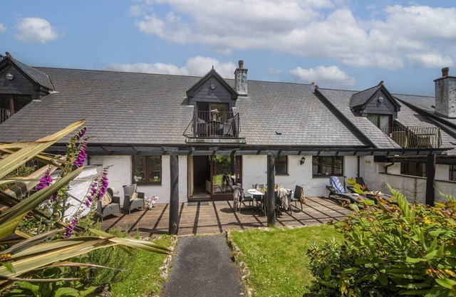 Lodge 15, Hustyns - a lodge that sleeps 6 guests in 3 bedrooms