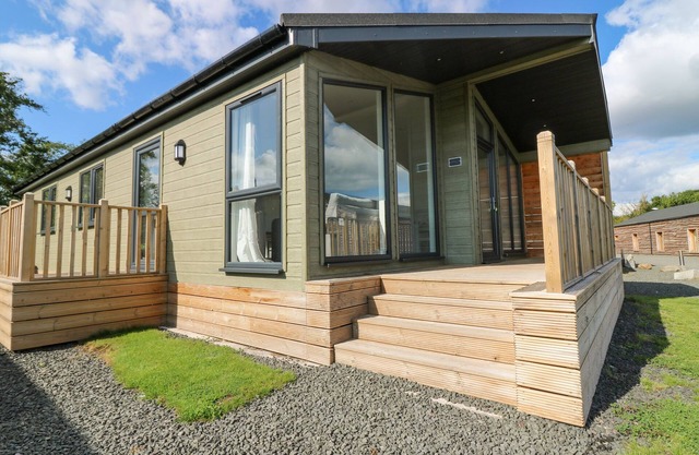 LODGE 17 - RANNOCH (FAMILY), family friendly, with hot tub in Errol