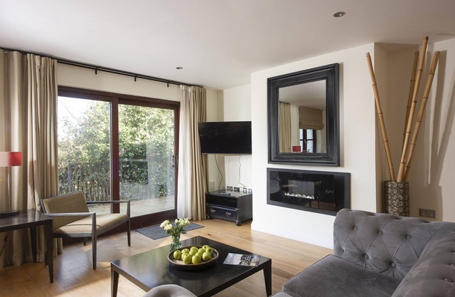 Lodge 23, Hustyns - a lodge that sleeps 6 guests in 3 bedrooms