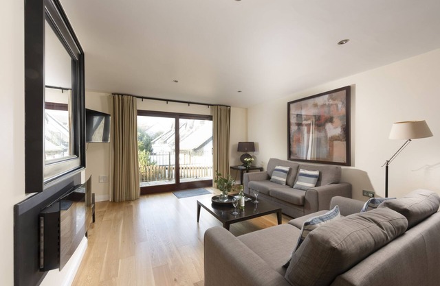 Lodge 25, Hustyns - a lodge that sleeps 6 guests in 3 bedrooms