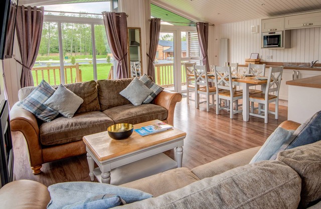 LODGE 8 - THE CARSE, family friendly, with hot tub in Errol