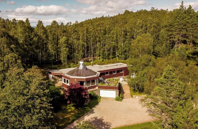 Lodge for up to 10 in Rothiemurchus Forest with hot tub.