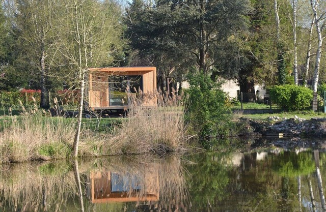 Lodge on the edge of a pond, at the gateway to Chambord and the Loire.