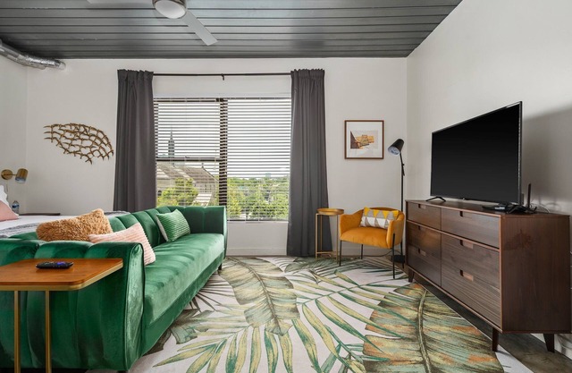 Lodgeur | Enchanting & fun studio loft | Midtown