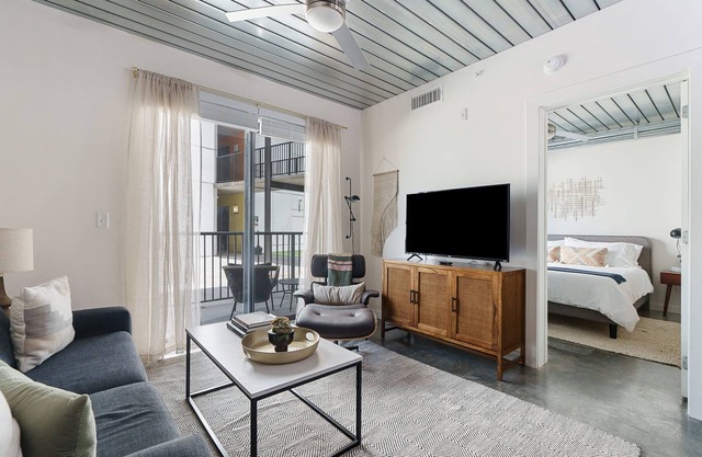 Lodgeur | Gorgeous 1BR loft w/patio | Midtown