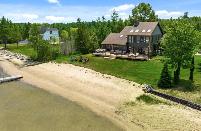 Loeb Lake House - sugar sand private beach - walking distance to Castle Farms
