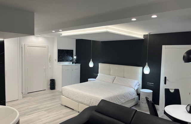 Loft apartment "Black and White Suite Castro" with Jacuzzi and fireplace.