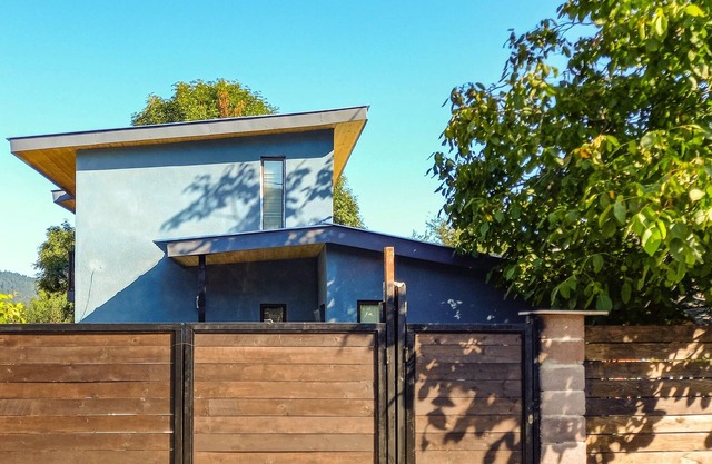 Loft House - 5 minutes to the City center. Pet-Friendly with isolated yard