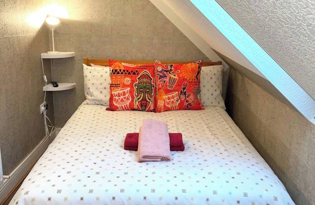 Loft - Sleeps 2 - Parking - Close to Station