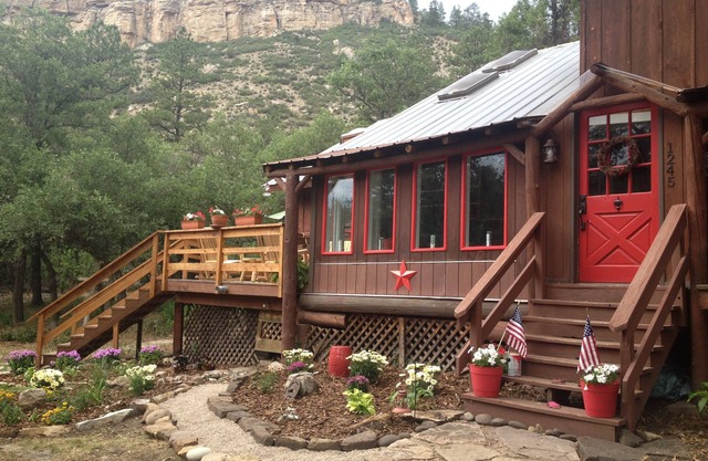 Log Cabin & Hut, WIFI, 13 acres; borders Nat Forest; 8 min. to town! Sleeps 9