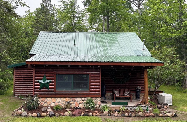 Log Cabin near Mackinaw, Mullet & Burt Lake!