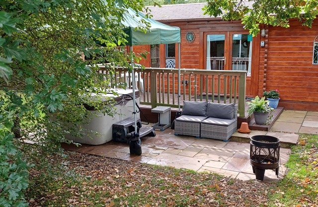 Log cabin with hot tub , dog friendly. ideal for walkers or a romantic break