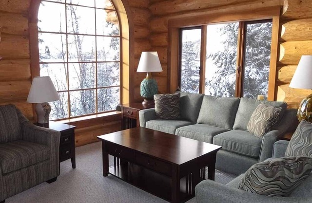 Log Home Retreat on Beautiful Sulphurous Lakefront