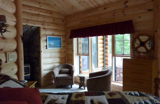 Log Home, Sunsets, Sand Beach, Sauna, Fishing boat, Muskoka Room, Golf