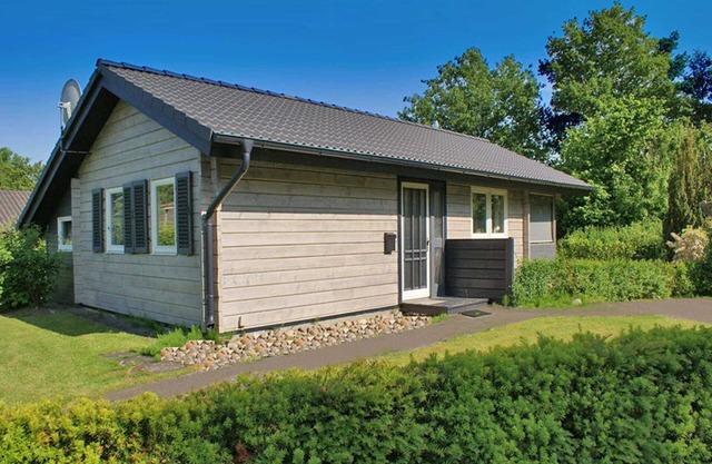 Log house with parking lot in front of the front door - Log house with fence