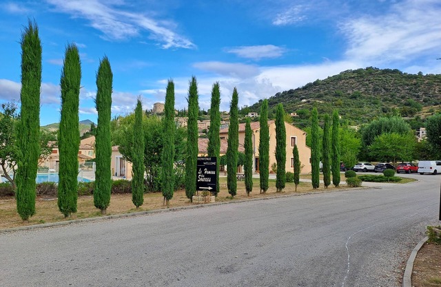 Logement 2 Chambres, Entièrement Rénové, Dans Résidence Avec Piscine