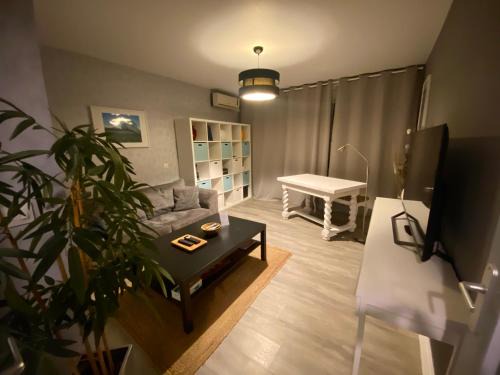 Logement entier - 2 Chambres - Parking privé - 15 min Lyon et Aéroport