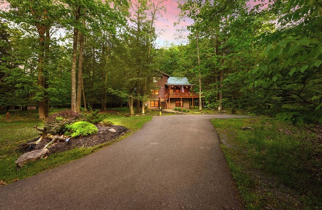Logged & Loaded Cabin! 9Min to WISP! Hot tub, fire pit! Pets! EV charger!n