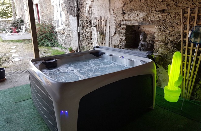 Logis de L'Ogrie located between Puy-du-Fou (35min) and Vouvant, classified village