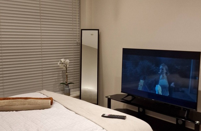 London City Apartment, close to Train stations/metro, restaurants & shops