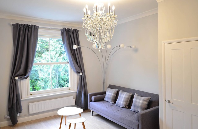 London, Kensington and Chelsea 1 Bed Apartment (Olympia Exhibition Centre)