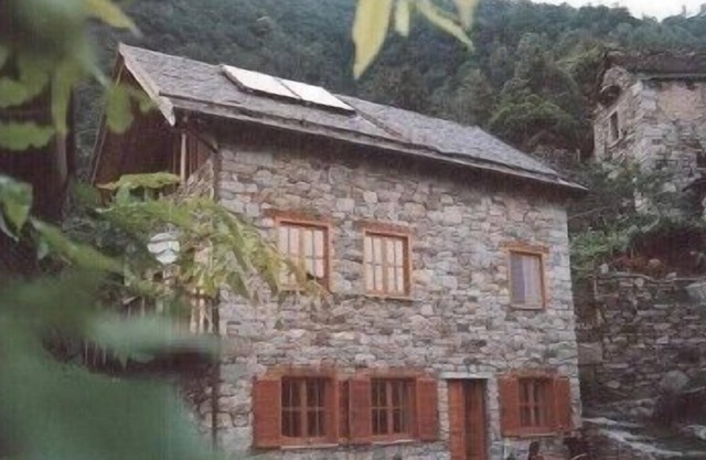 Lone-standing vacation home in the mountain village of Valleggia in Piemont