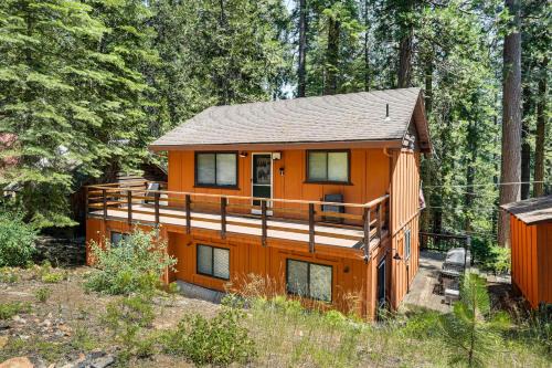 Long Barn Cabin with 2 Decks Near Skiing!