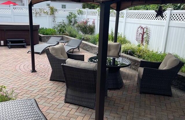 Long Island Family Friendly w/hot tub 15 min from the Beach!