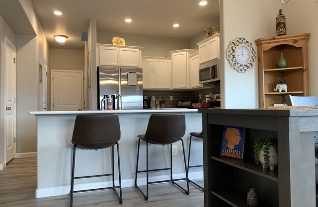 Long term, Bright, New 2-Bdrm w/patio & Mtn views!