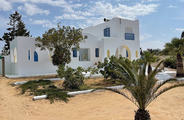 Long-term rental: Charming accommodation in Djerba with pool and sea view