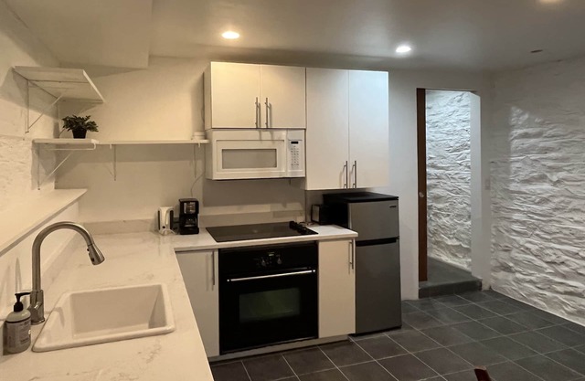 Long-term renters welcome (20% discount) 3-room apt in prime area of Brooklyn.