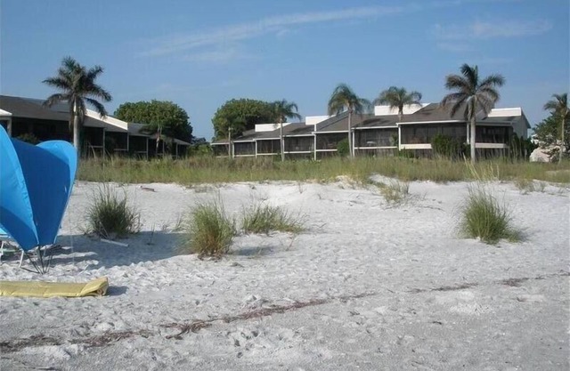 Longboat Key Beachfront - Beautifully Updated with Prime Location