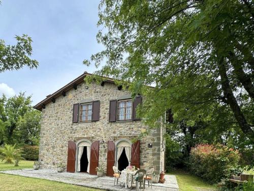 Longoio Garden Cottage Charm