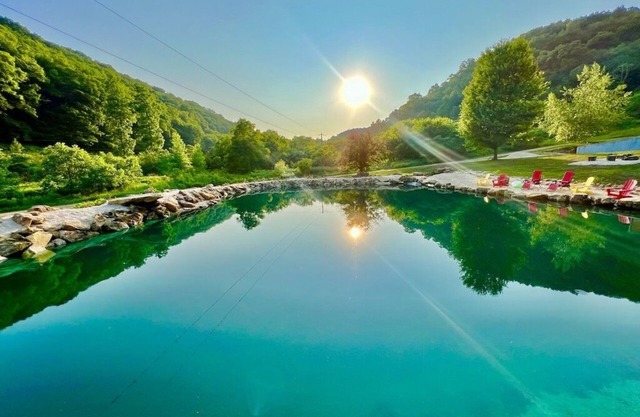 Longview Lodge 6 Bedrooms with Hot Tub & Swimming Pond, firepit, & pool table