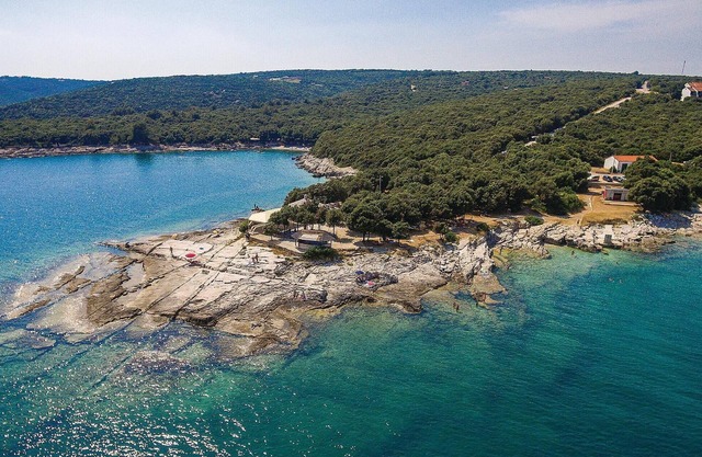 Look forward to a wonderful vacation in this inviting apartment near the sea.