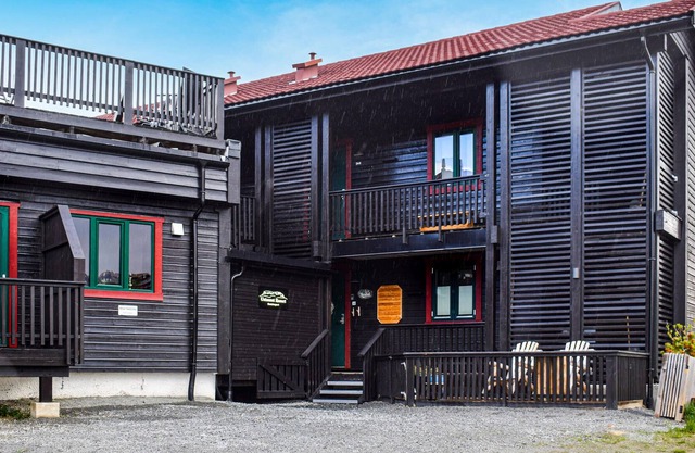 Look forward to an enchanting mountain panorama in this cozy vacation apartment.