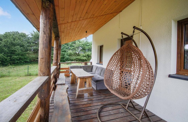Look forward to this pleasant holiday home on Lake Omulew.
