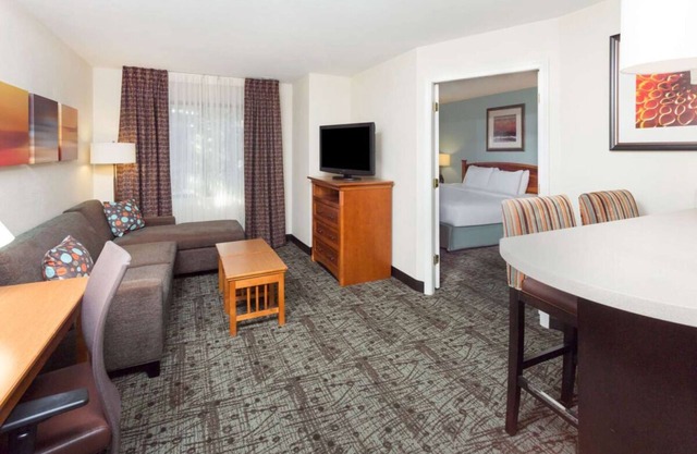 Look No More! Contemporary 1BR Suite with Full Kitchen, Pets are Welcome!