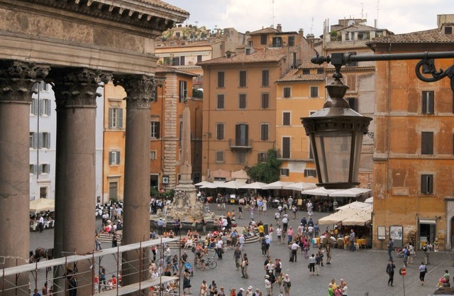 Looking at the Pantheon, renewed apartment, WiFi, A/C