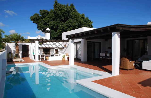 Los Helechos, Charming villa, pool with hydromassage and a large covered terrace