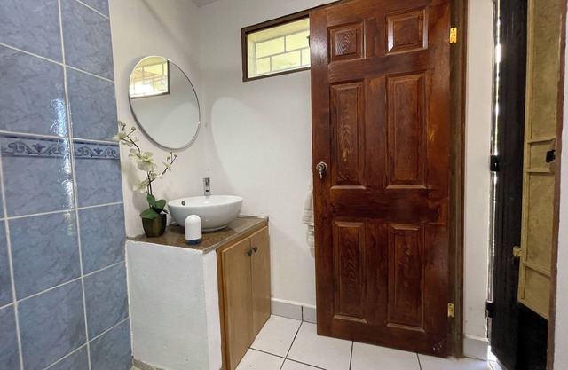 Los Pirineos Cottage - Stunning Mountain View - private getaway - pet friendly