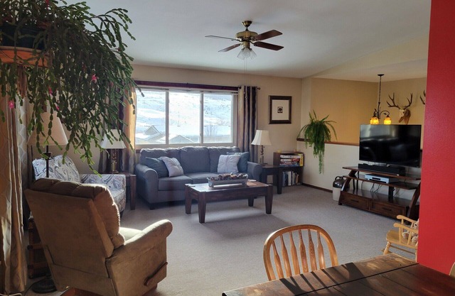 Lost Pines Guesthouse - Beautiful views and only 5 minutes to Yellowstone Park