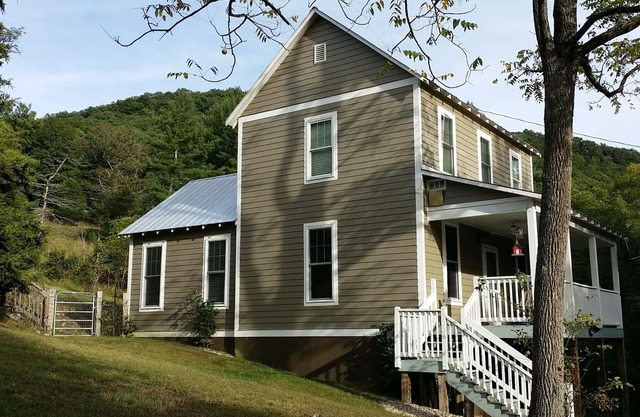 Lost River WV-Relaxing 3br/2bath farmhouse-dog friendly- treetop deck-workspace