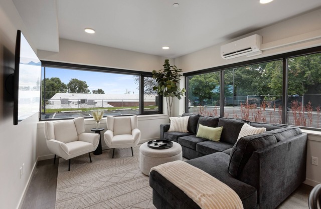 Lounge in Luxury with Free Parking