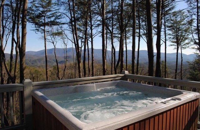 Loved by all-Incredible Views-Hot Tub-Pet Friendly-Close to Blue Ridge-Fireplace