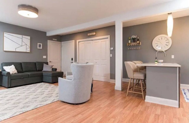 Lovely 1-bedroom apt, nobody above, below+ parking