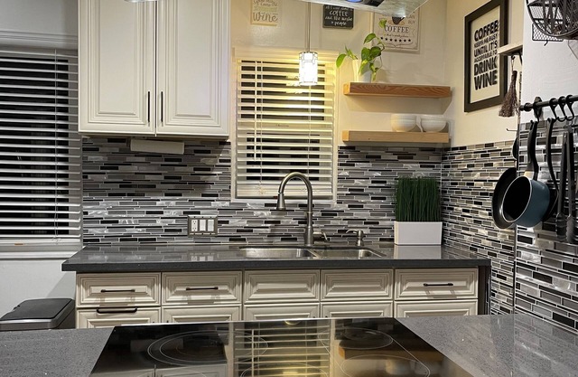 Lovely 1 bedroom condo, King bed, walking distance to the beach, family friendly