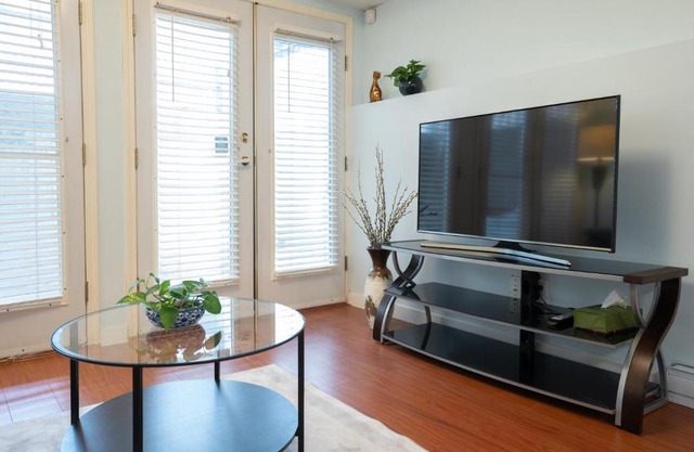 Lovely 1BR Secondary suite with Separate entrance