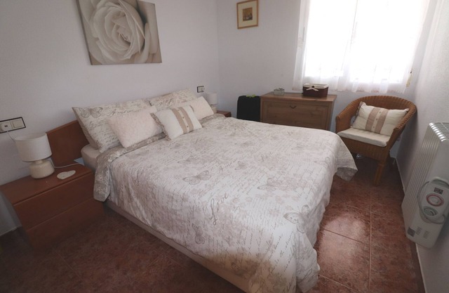 Lovely 2 bed apartment with parking and shared swimming pool