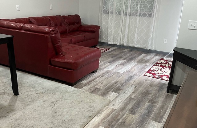 Lovely 2 bedroom rental unit with free parking
